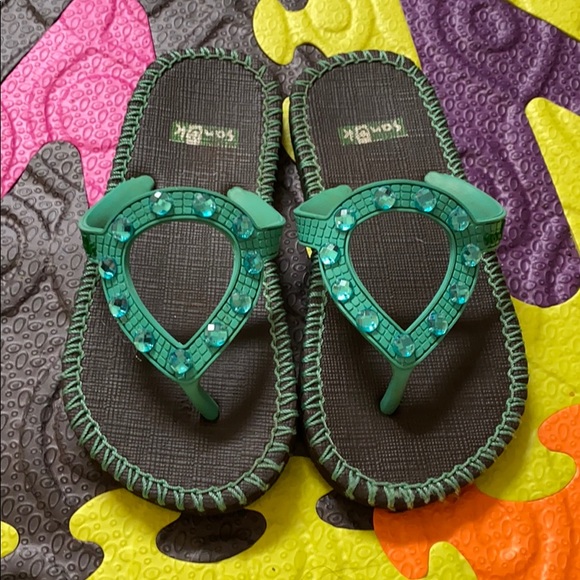sanuk girls flip flops